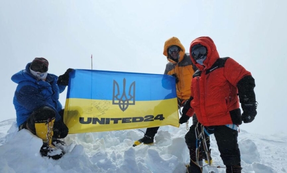 Жовто-блакитний прапор на найвищій точці Північної Америки разгорнули за участю вінничан