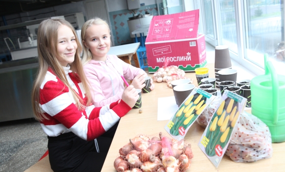 Вінницькі заклади освіти взяли участь у проєкті Flowers4school