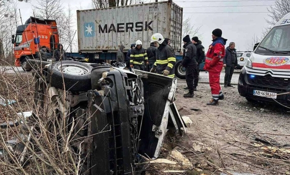 Злетіли з дороги - з понівечених автівок на Вінниччині врятували трьох людей