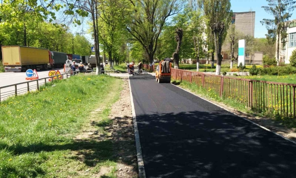 У Вінниці асфальтують тротуари по вулиці Зулінського