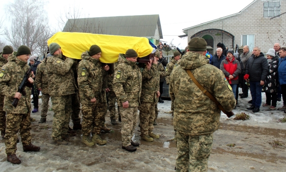 Зустрічали на колінах - в Іллінецькій громаді попрощались з Героєм