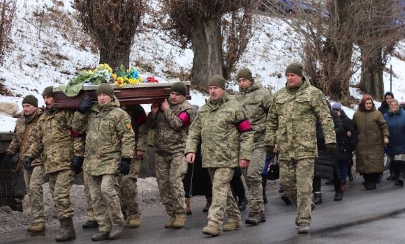 Зустріли навколішки - у Жмеринці попрощались із полеглим Героєм