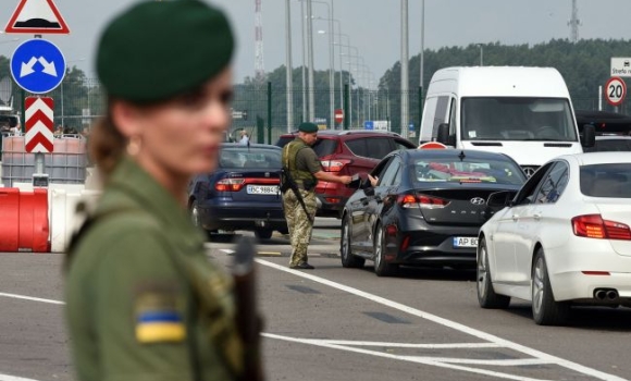 Які документи необхідні для виїзду за кордон людям з інвалідністю, яких супроводжують?