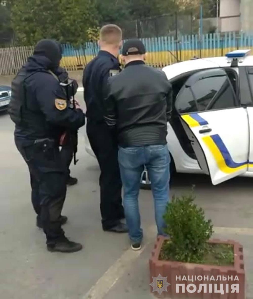 Напад на виборчу комісію в Тульчині: поліцейський застосував зброю