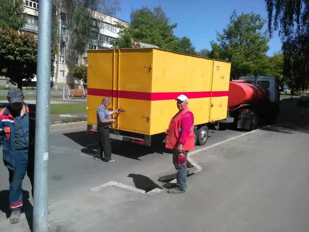 У Вінниці під час чистки зливової каналізації дістають ковдри та стільці