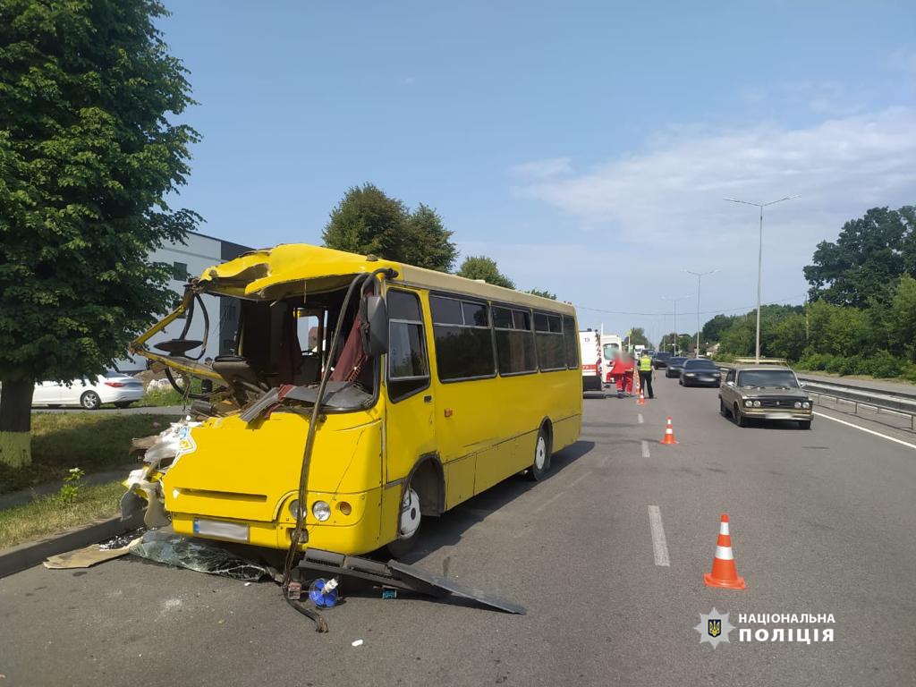 У Вінниці автобус врізався у ГАЗ - постраждали 15 людей