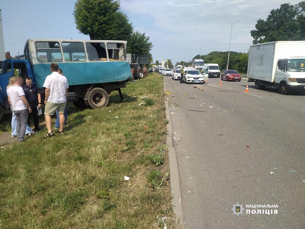 У Вінниці автобус врізався у ГАЗ - постраждали 15 людей