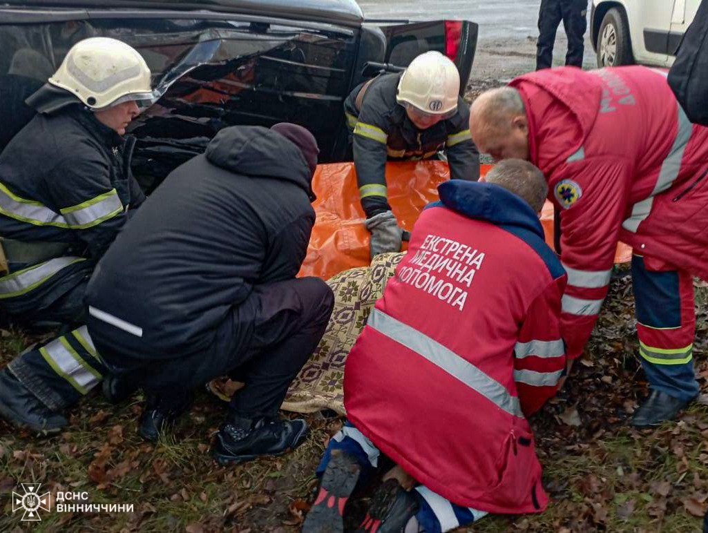 У Теплику Mitsubishi з’їхала у кювет і перекинулась — три людини госпіталізовані