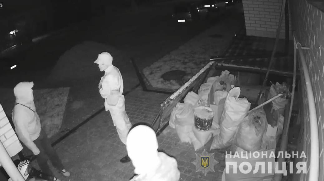 В Агрономічному троє чоловіків вкрали скутера