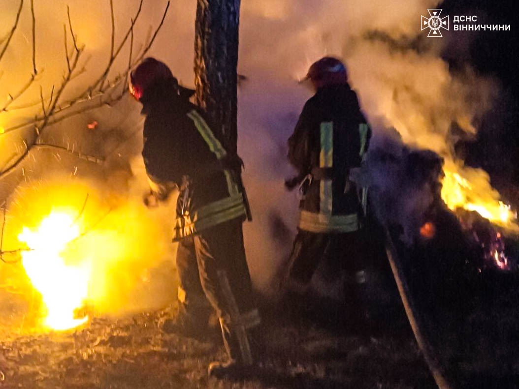 У Липовецькій громаді вогонь знищив будинок, а його власник отримав опіки