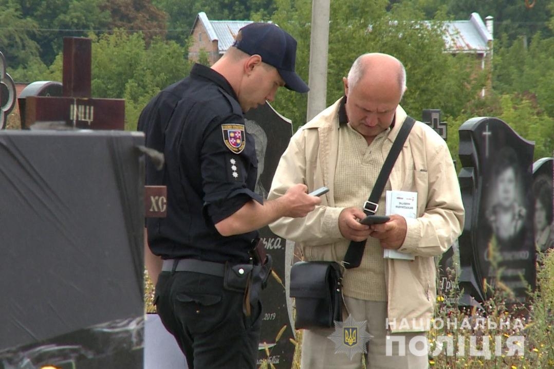 Поліція з’ясовує хто потрощив пам’ятники на Сабарівському кладовищі – буревій чи вандали