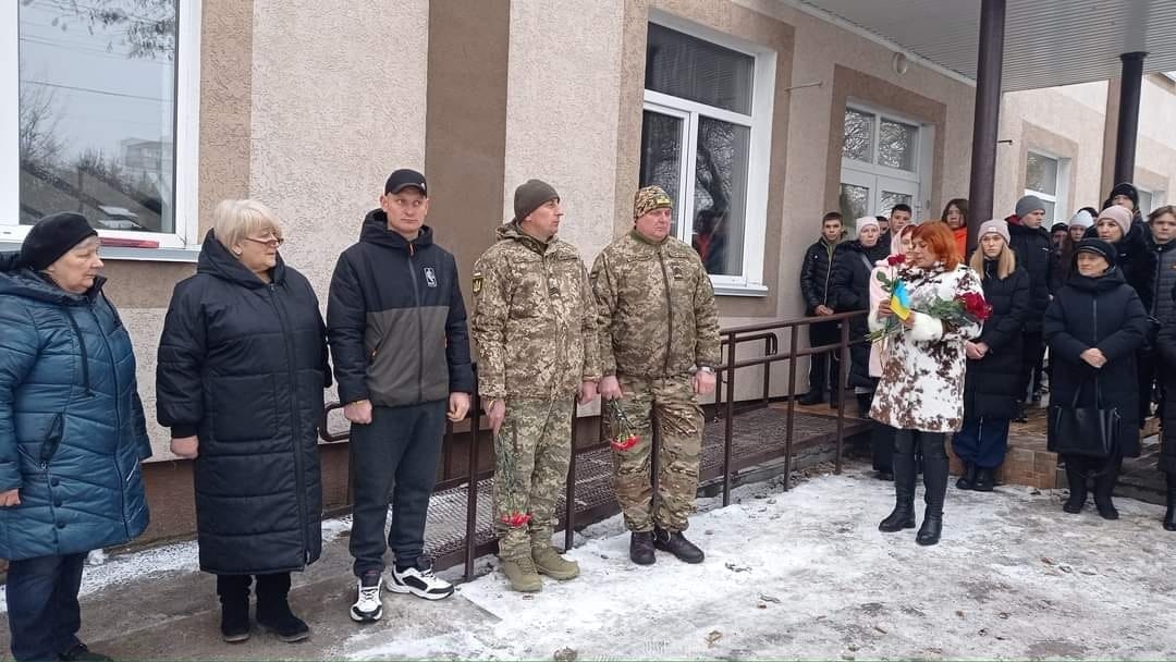 "В нас все ок!" - у Жмеринці встановили пам'ятну лавку на честь полеглого Героя