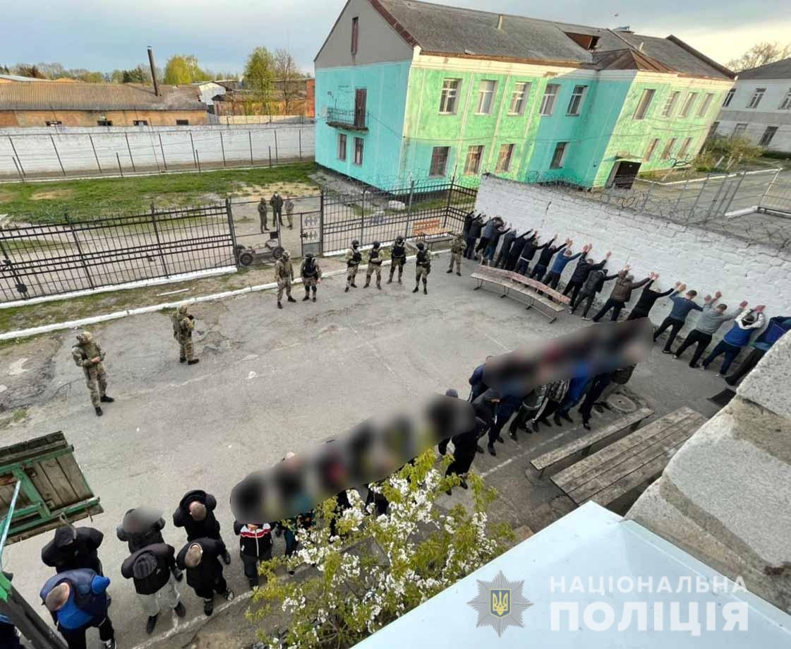 В Літині силовики затримали групу осіб, які постачали в колонію наркотики  