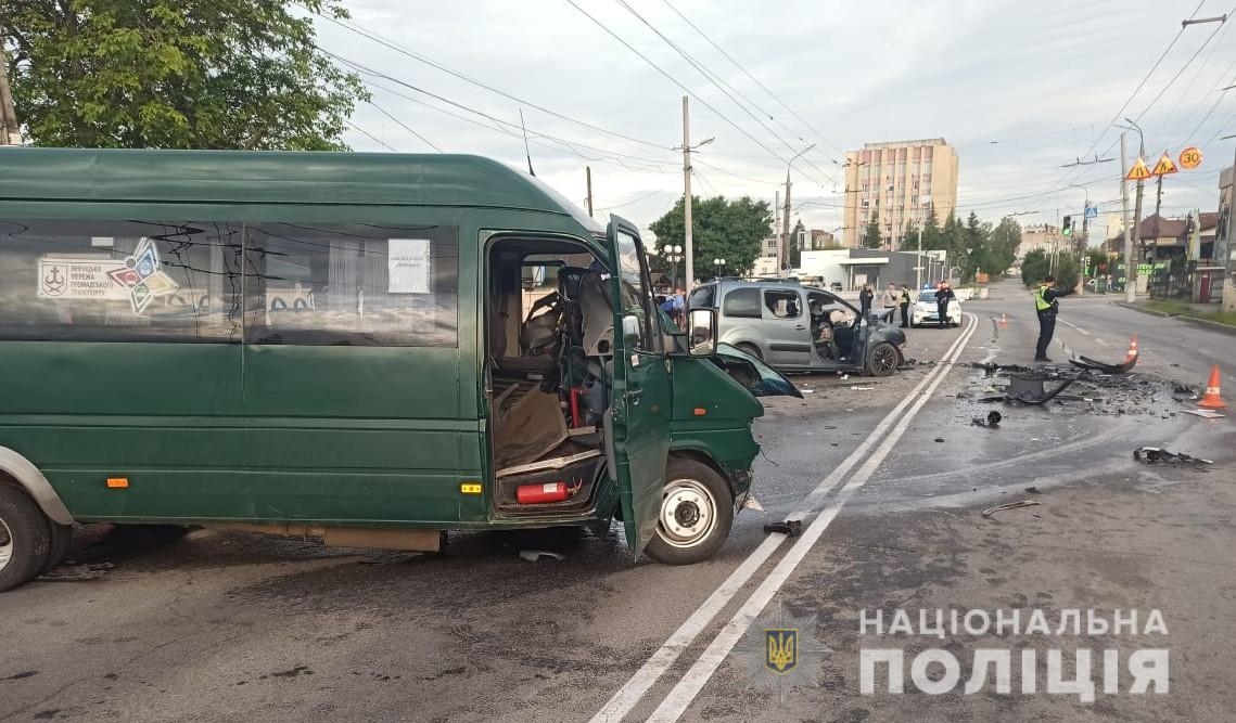 У Вінниці зіштовхнулись Citroen та  маршрутка: одна людина загинула, двоє у реанімації