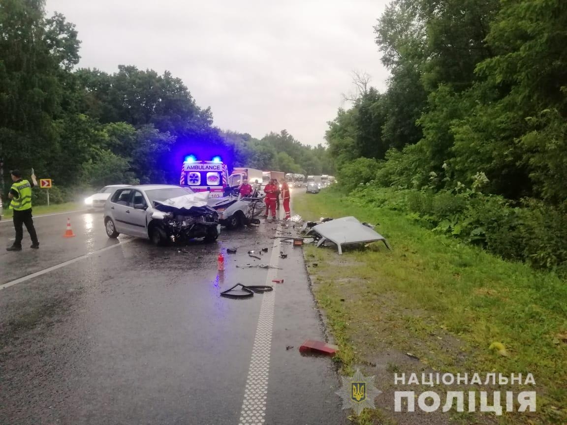 Потрійне ДТП в Хмільницькому районі: одна людина загинула, ще двоє у лікарні