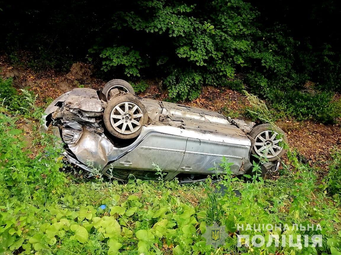 На автодорозі сполученням Немирів - Ямпіль перекинулась "Skoda Oktavia"