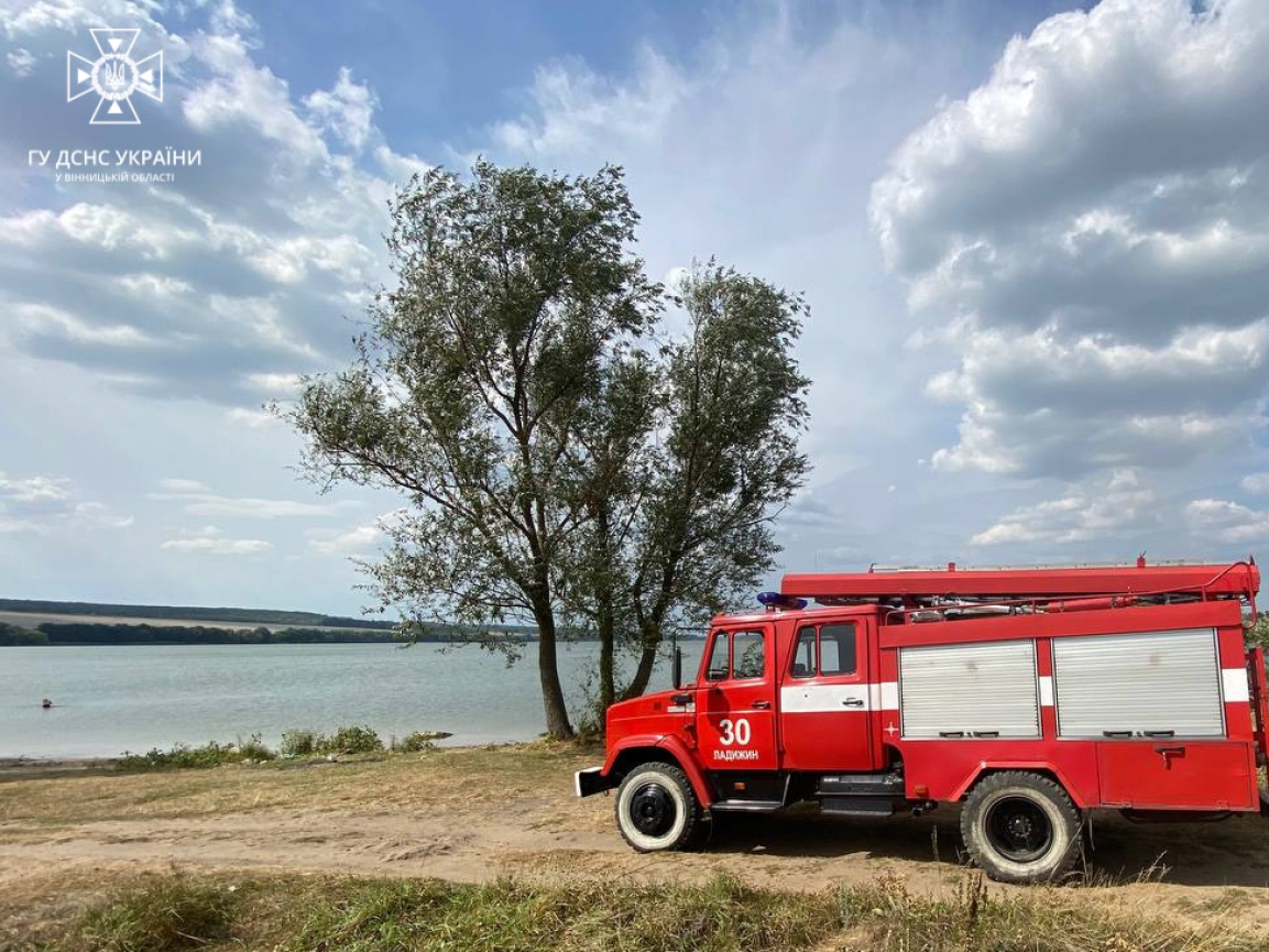 У Ладижинській громаді врятували дівчину, яку на матраці віднесло від берега