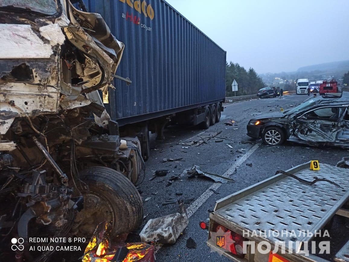 Біля Вороновиці зіштовхнулись евакуатор та вантажівка: двоє людей померли