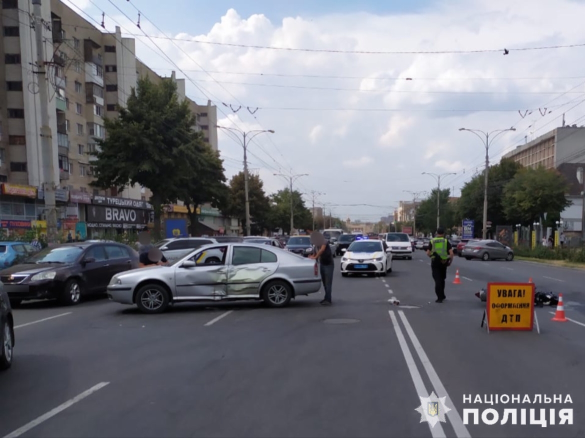 У Вінниці Skoda зіткнулась з мотоциклом - водія двоколісного госпіталізували 