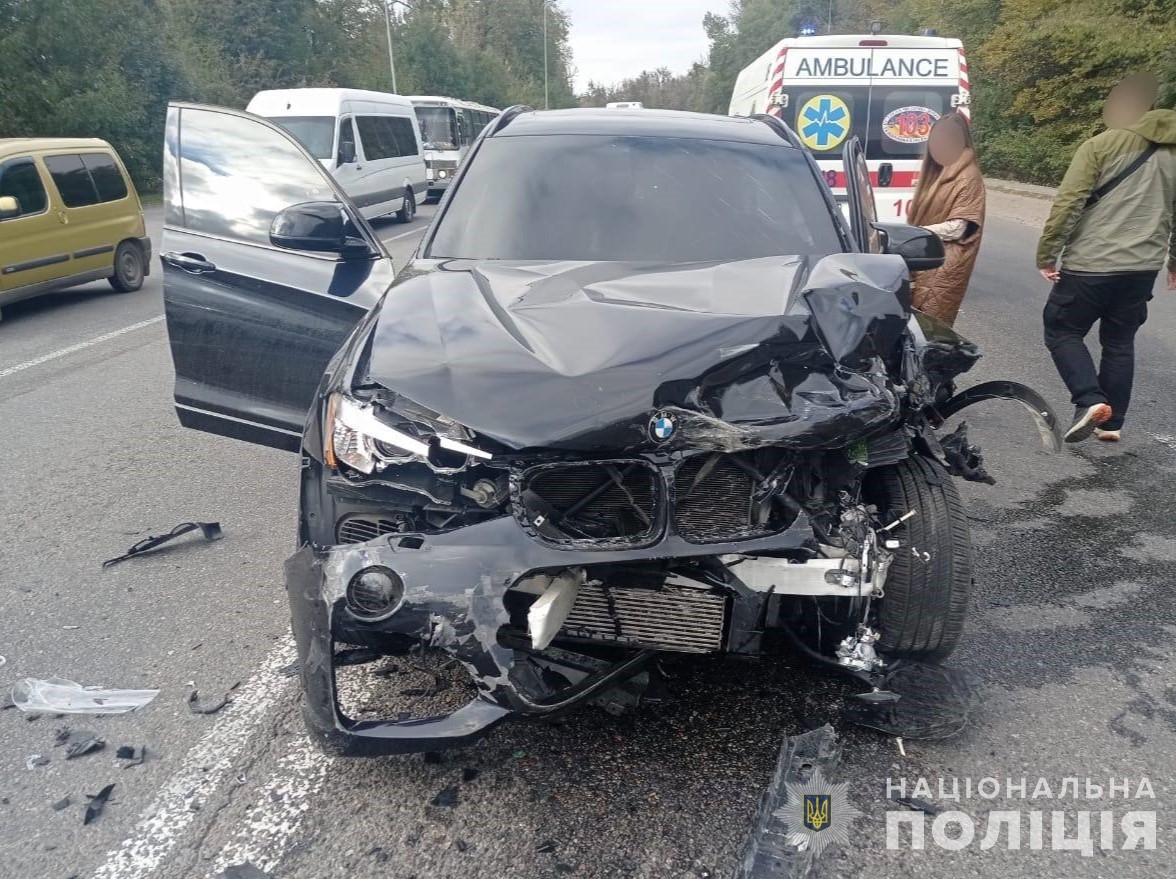 На перехресті Липовець - Вінниця зіткнулись три авто. Дві людини у лікарні