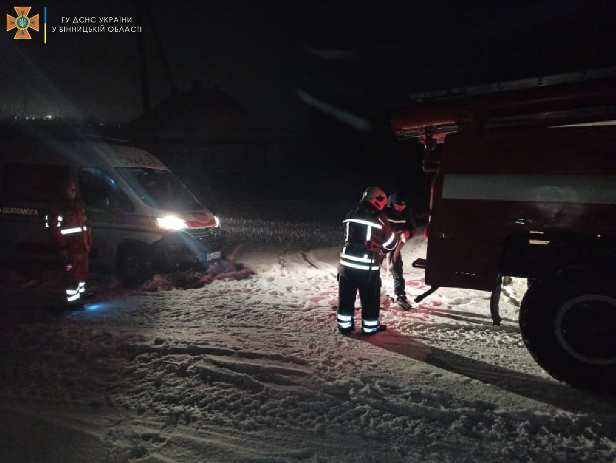 У Барській громаді вивільняли автомобіль швидкої допомоги із замету