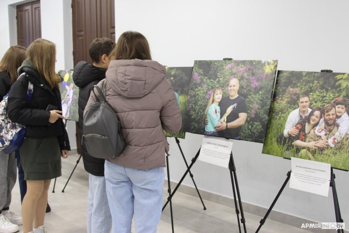 Обличчям патріотичного фотопроєкту на Вінниччині стала донька ветерана