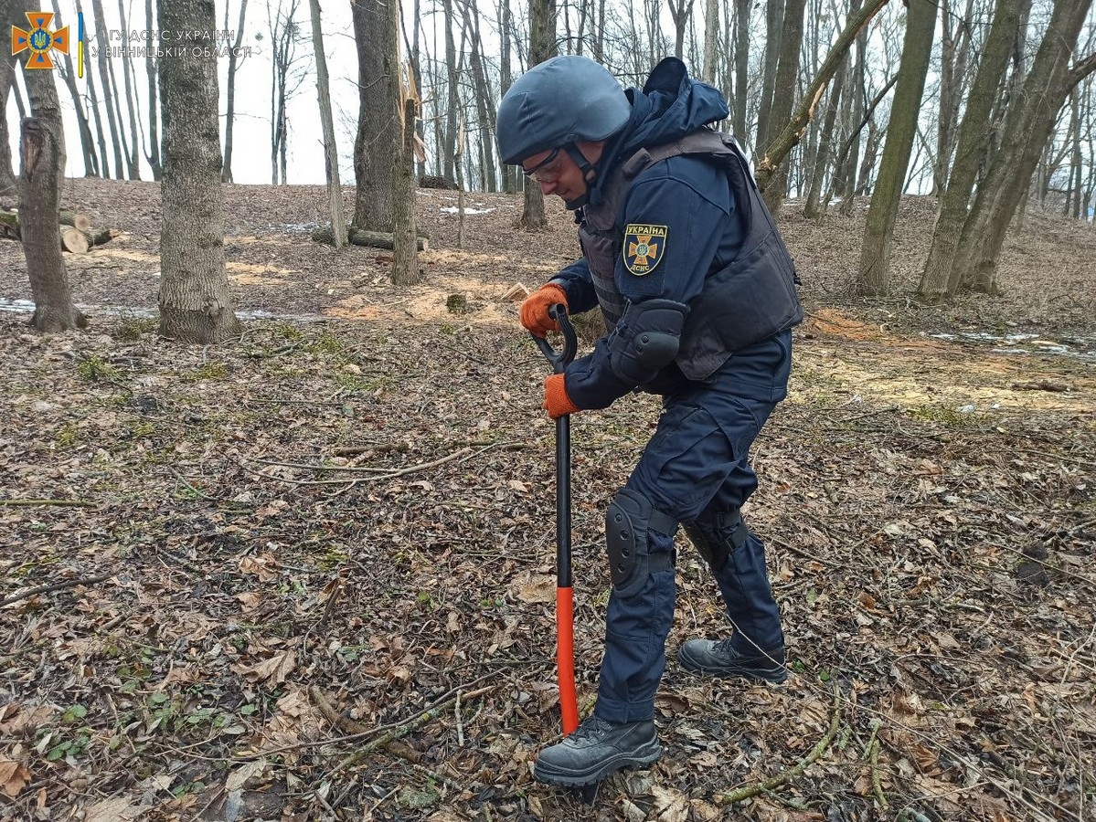 В Якушинцях в парку знайшли снаряд часів Другої світової