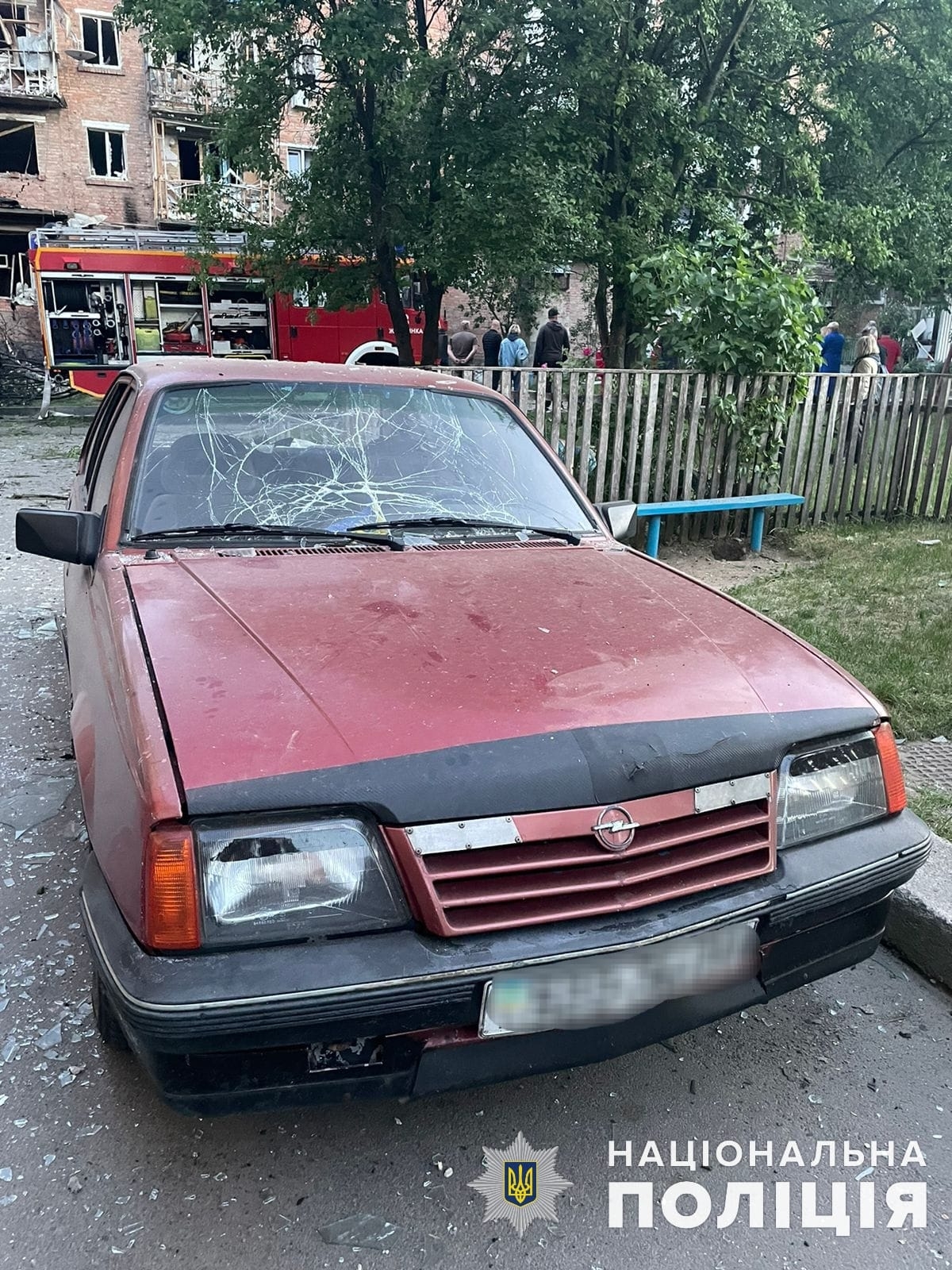 Поліцейські фіксують наслідки падіння уламків ворожого дрону у Жмеринці