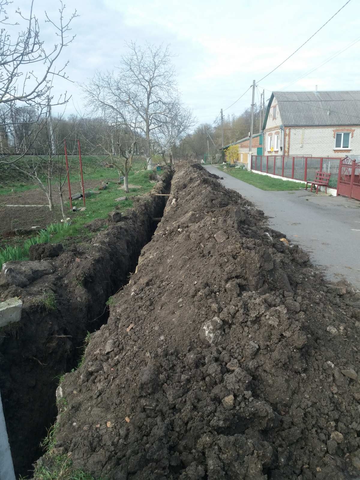 На вулиці Залізничній в Калинівці замінюють частину водогону