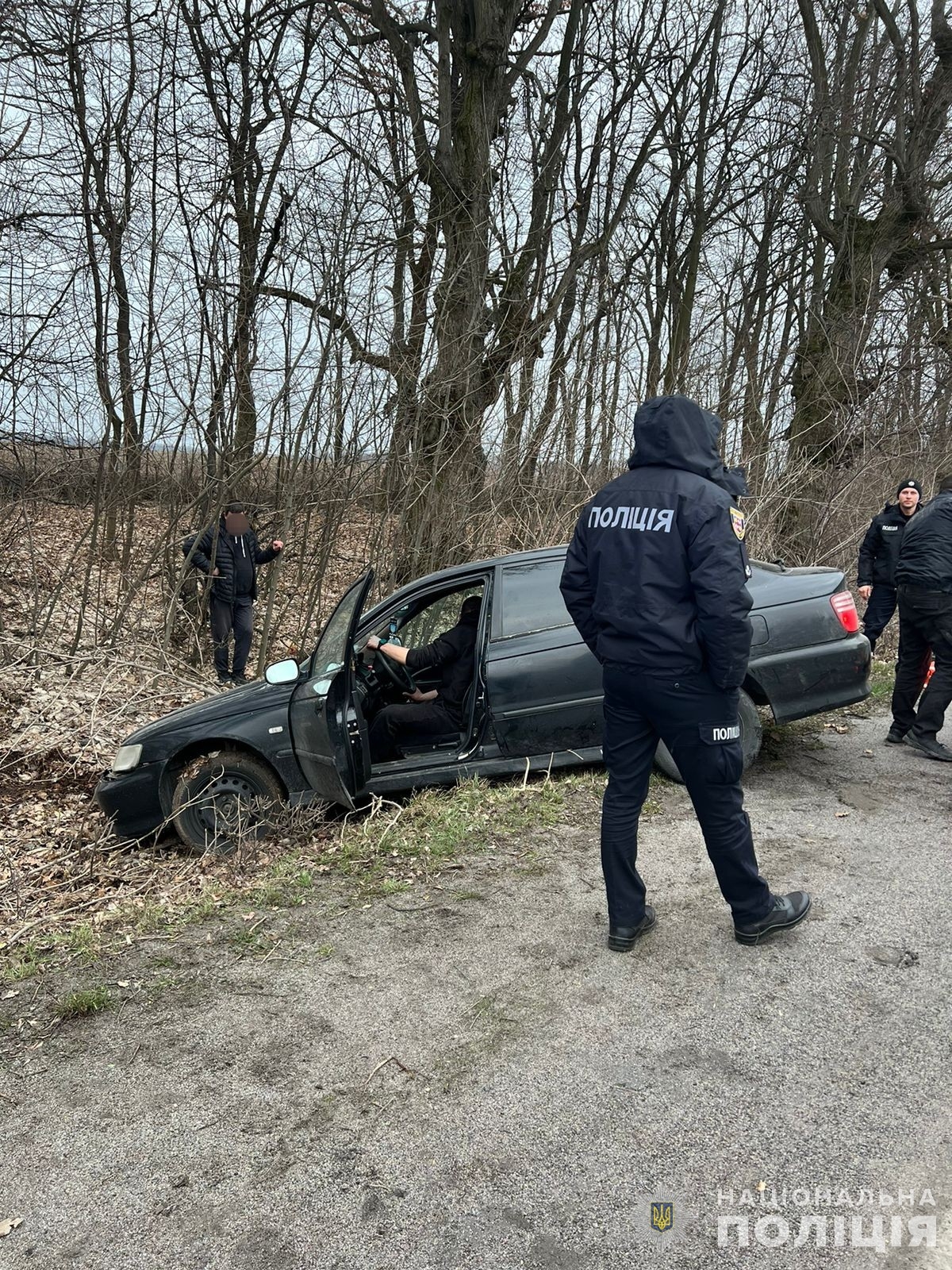 На Немирівщині автівка, в салоні якої було двоє діток, злетіла в кювет