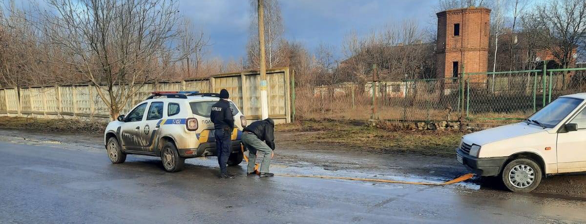 На Вінниччині патрульний допоміг водію, у якого зламався автомобіль 