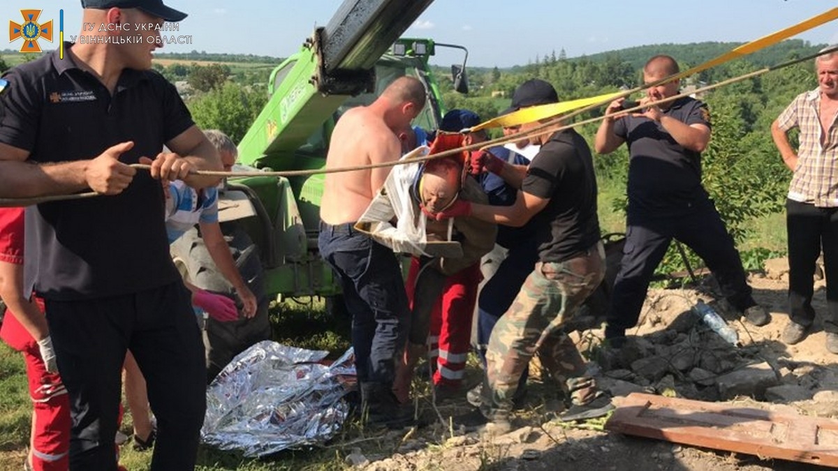 В Чернівцях майже 8 годин визволяли чоловіка, який опинився під завалами каміння