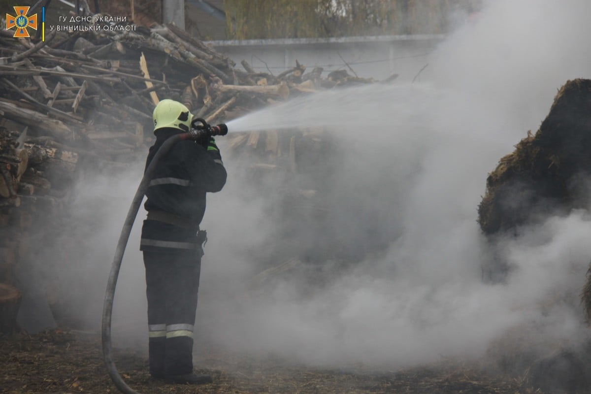 У Вінниці сталася пожежа: горів піднавіс з сіном