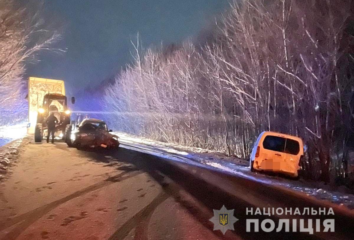 Аварія у Копайгородській громаді зіткнулися три авто та трактор