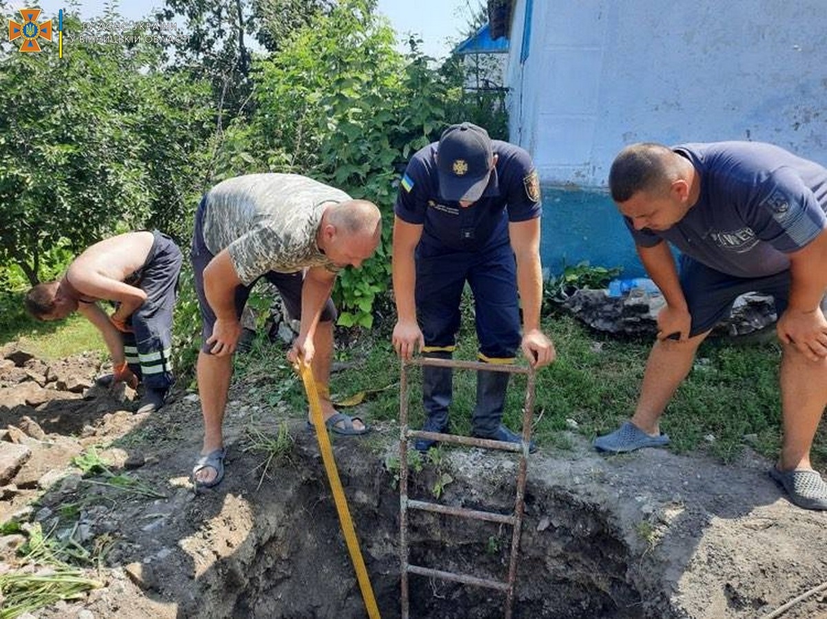 В Чернівцях майже 8 годин визволяли чоловіка, який опинився під завалами каміння