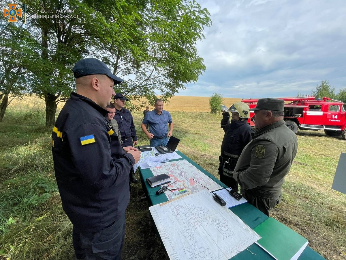 На Вінниччині рятувальники разом із лісівниками тренувались гасити лісові пожежі