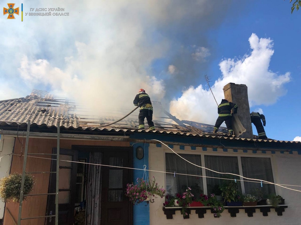 В Погребищі через несправність електромережі згорів дах житлового будинку