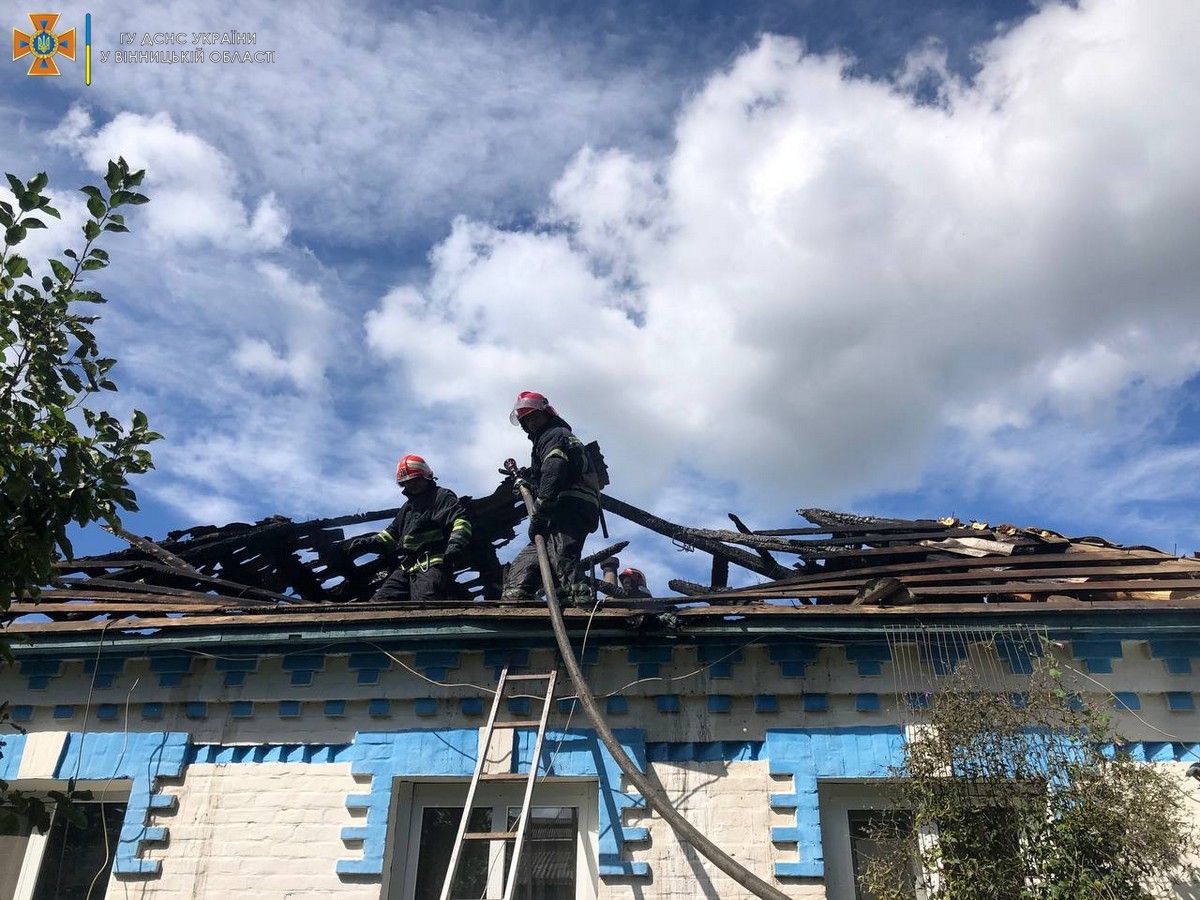 В Погребищі через несправність електромережі згорів дах житлового будинку