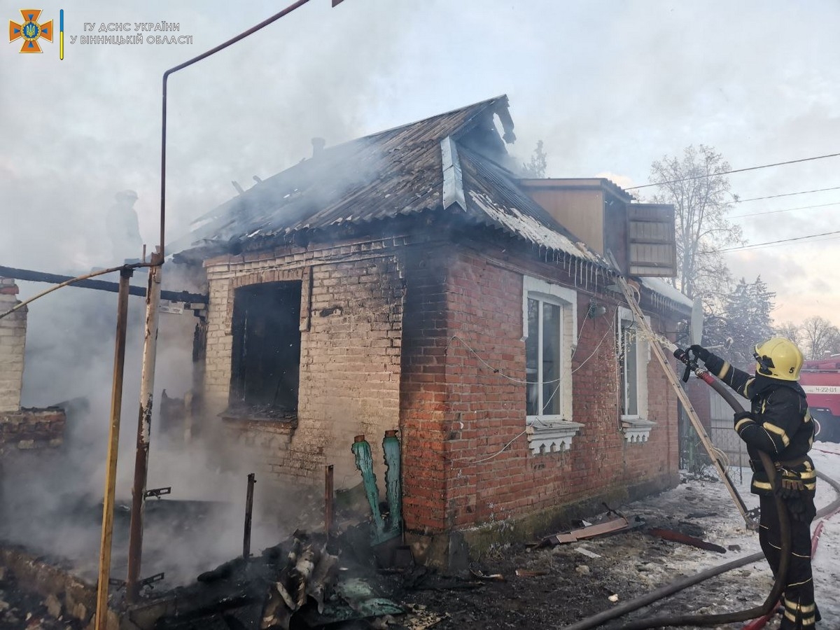 У Турбівській громаді гасили пожежу в приватному будинку