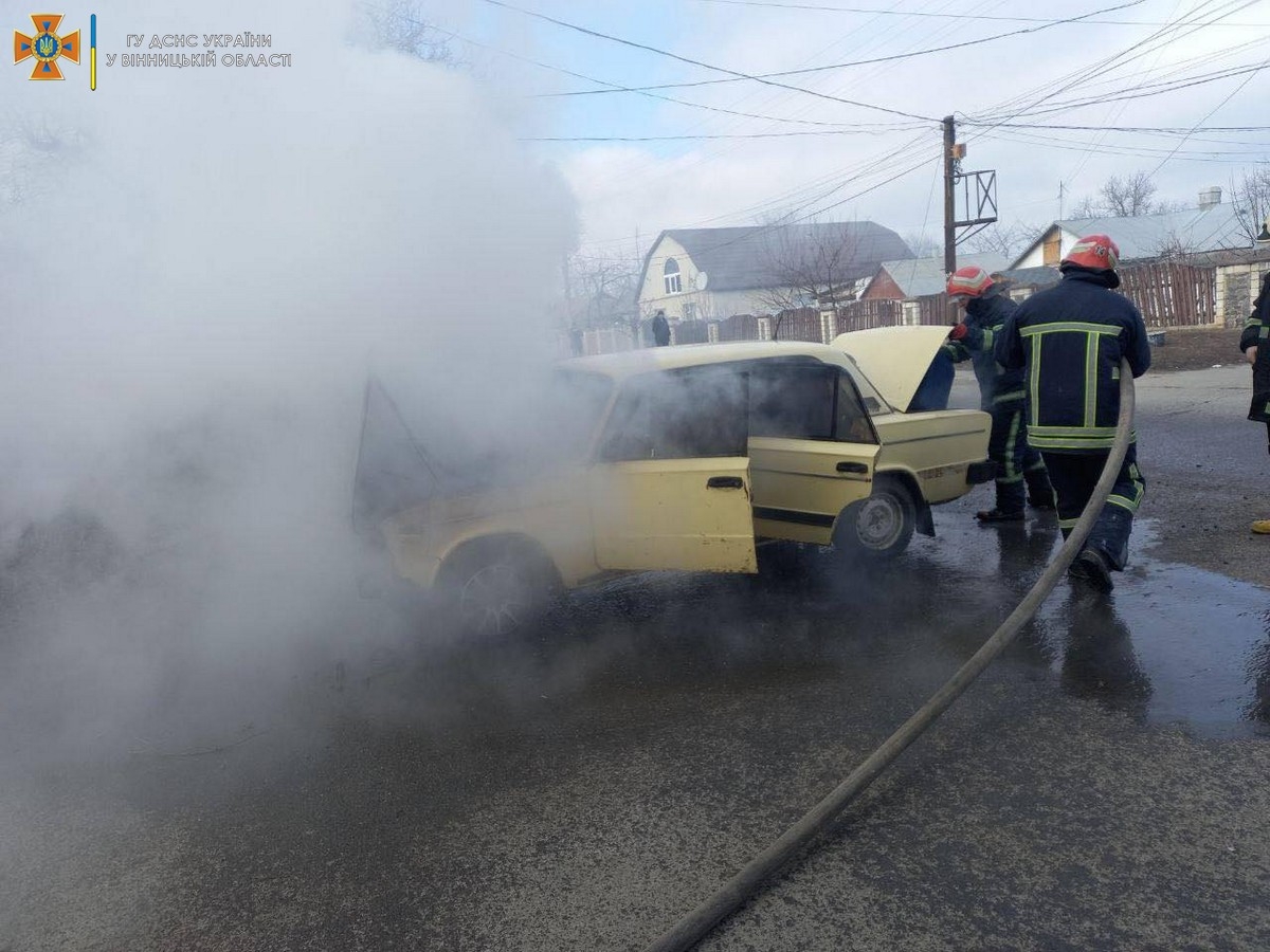 В Тульчині посеред вулиці загорівся автомобіль