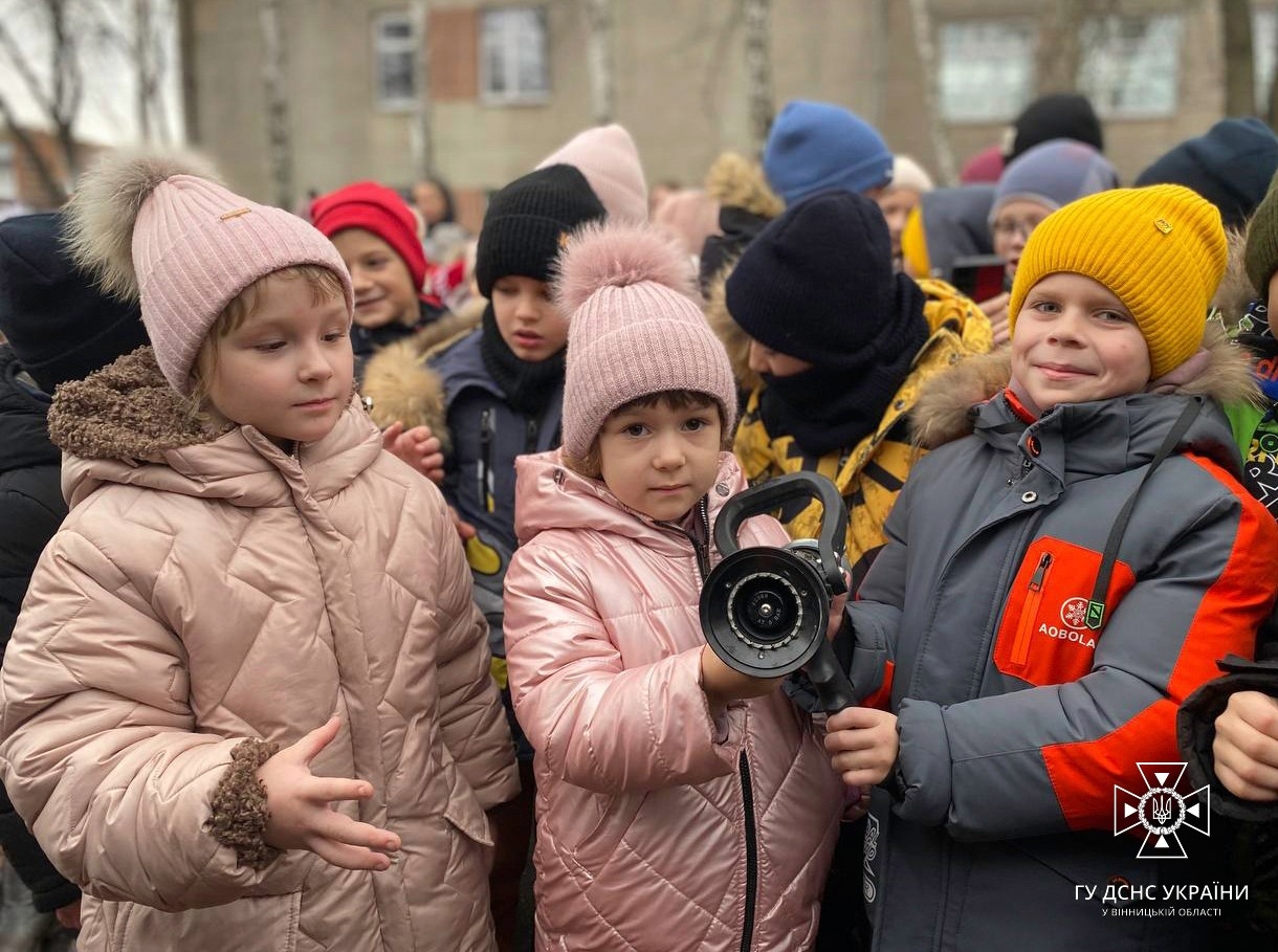 У Бершаді та Мурованих Курилівцях рятувальники провели пізнавальні заходи для діток