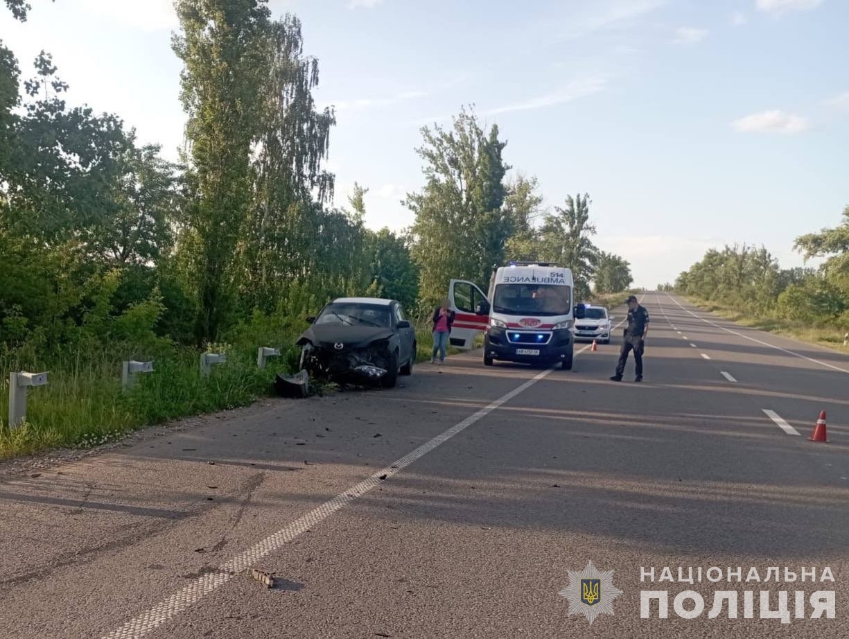 Водійка автомобіля Mazda в'їхала у відбійник під Вендичанами 