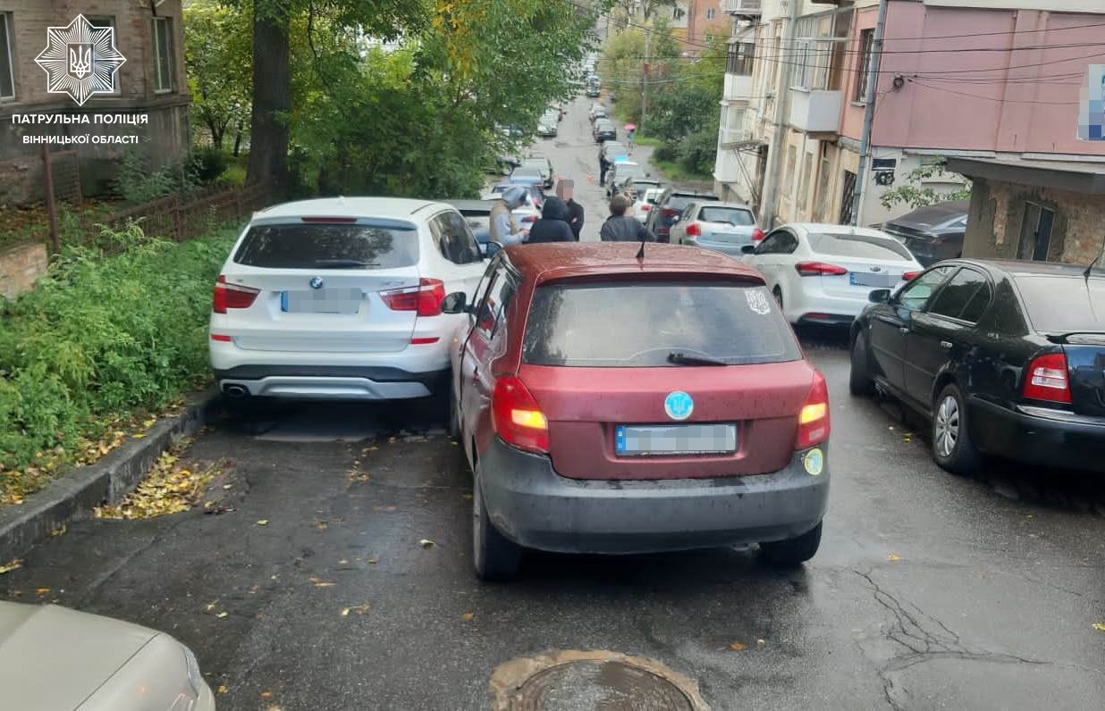 Поки водій у Вінниці розбирався з пішоходом, його автівка врізалась у три легковики