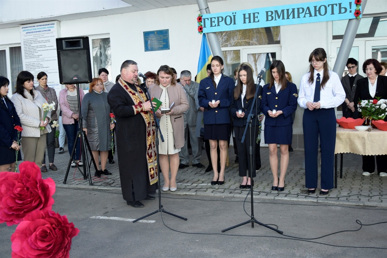 На фасаді жмеринського училища відкрили дошку пам'яті полеглому Герою