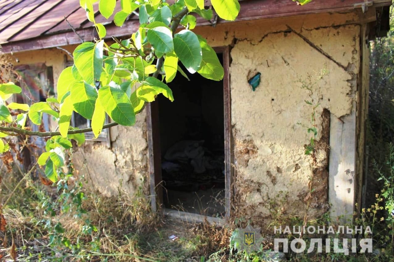 У Гайсинському районі виявили дітей-дошкільнят, яких мати зачинила у сараї