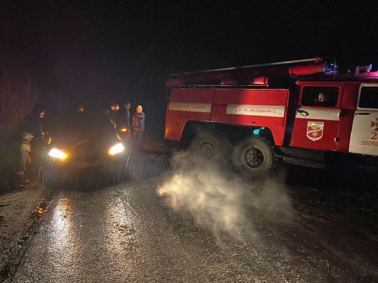 На Вінниччині через ожеледь злетіли з дороги два автобуси з пасажирами