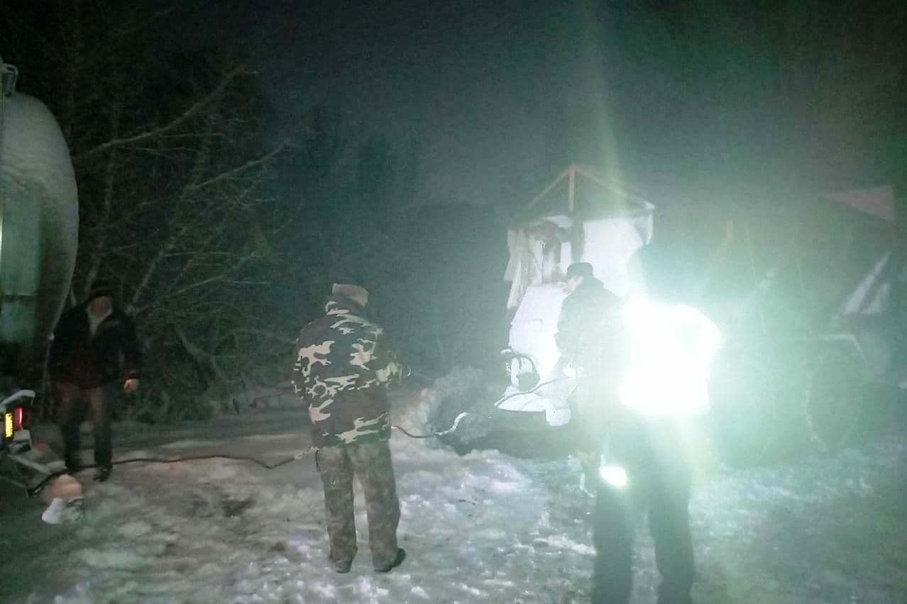 Водіям, які через негоду не можуть виїхати на дорогу, допомагають поліцейські та комунальники