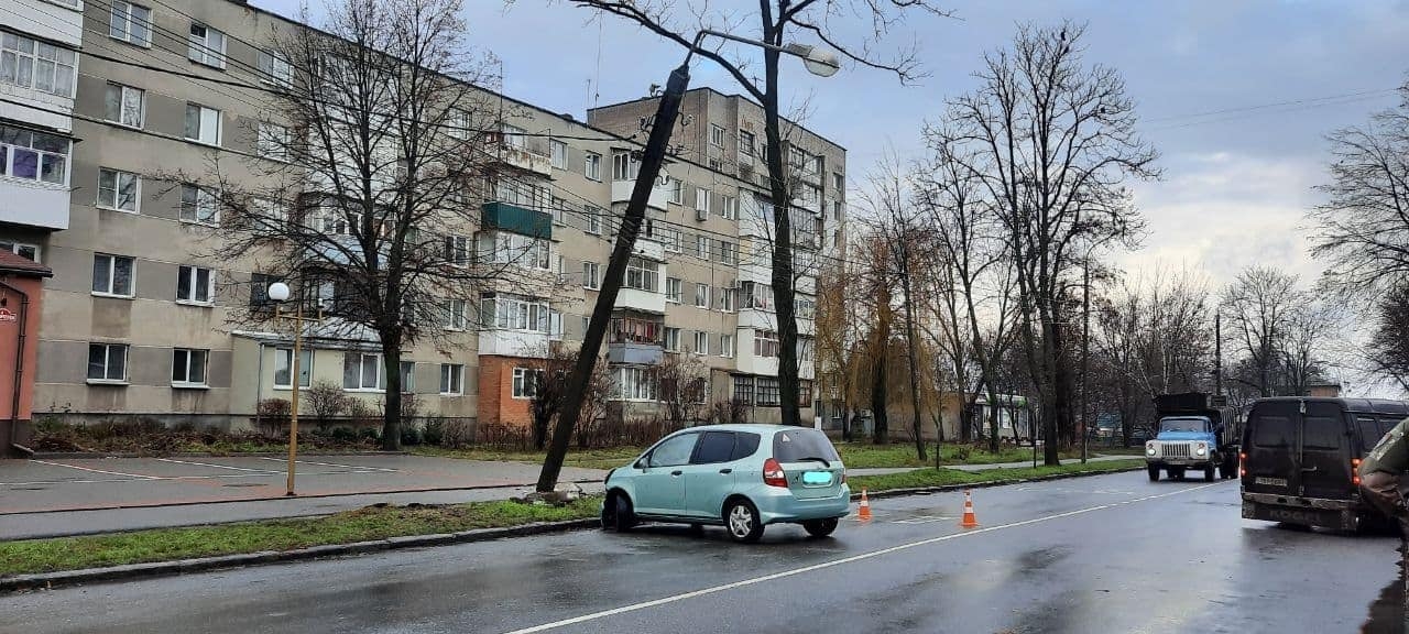 У Вінниці водійка за кермом Honda "знесла" електроопору