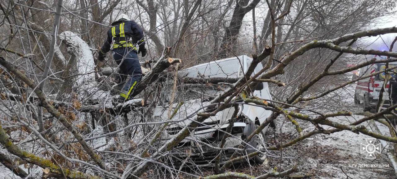 На Гайсинщині Opel злетів у кювет - пасажира госпіталізували в лікарню