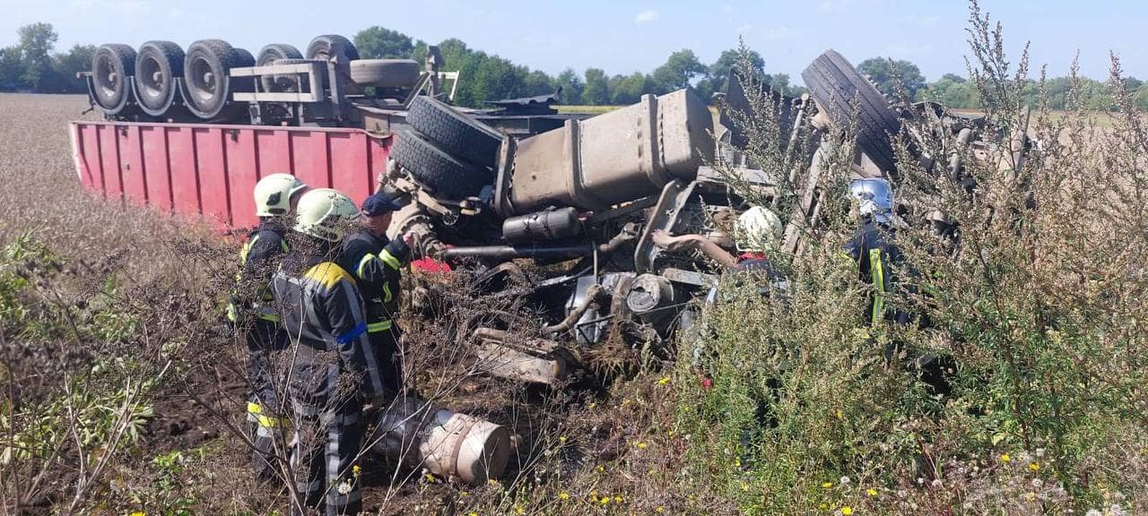 Поблизу Вінниці перекинувся самоскид із 23 тоннами піску